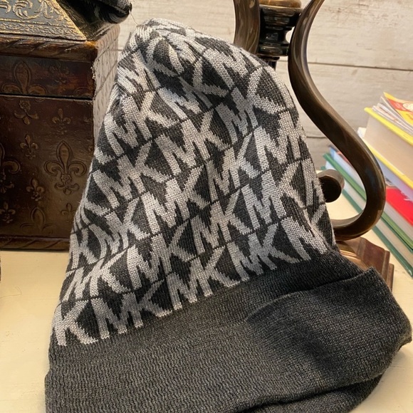 Unisex Michael Kors Logo Scarf and Cap - Picture 7 of 8